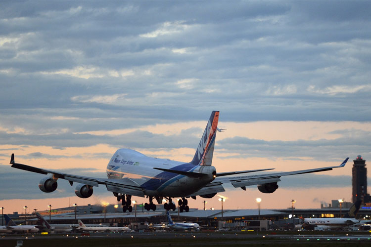 1528336900342002.jpg 機(jī)場(chǎng)飛機(jī)起降.jpg